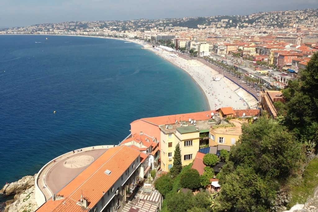 Visão aérea de uma praia na Riviera Francesa