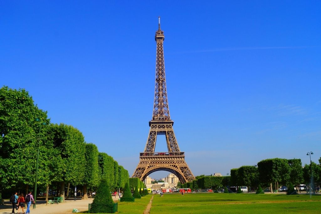 Foto distante da Torre Eiffel em um dia ensolarado